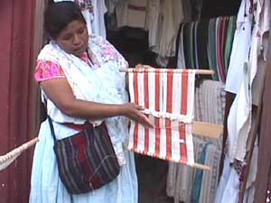Mujer mexicana vendiendo sus tejidos Mujer mexicana con sus tejidos
